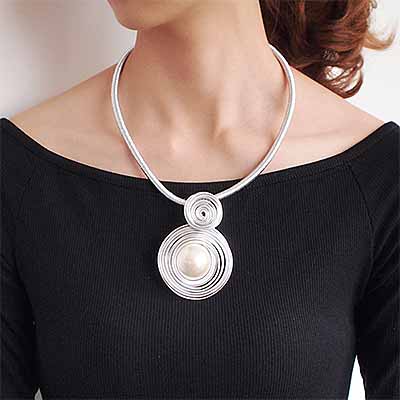 woman-wearing-mother-of-pearl-mesh-collar-colour-silver-mayfairtrends